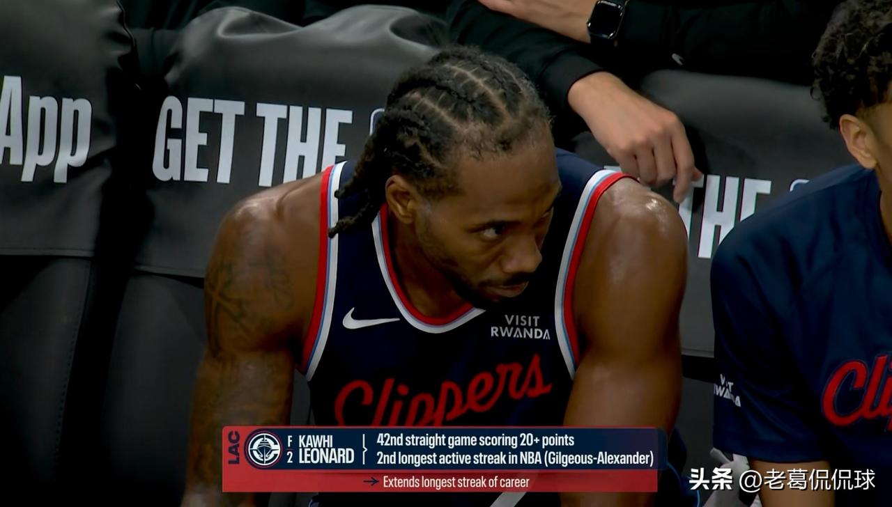 快船超级球星伦纳德真是强的吓人！在今天快船主场迎战尼克斯的焦点战中，目前双方半场