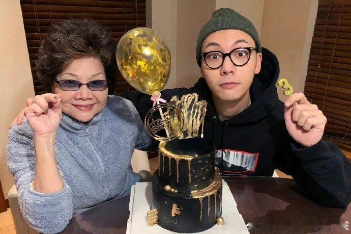 谁被陈伟霆的孝顺戳到了！网友偶遇他生日当天陪妈妈逛街，全程贴心陪伴超暖心。业务能
