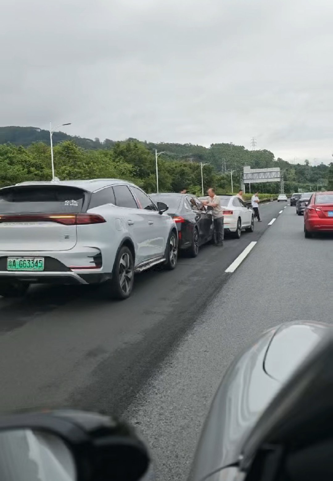 返程高峰！出行路上一定要注意安全啊。 ​​​
