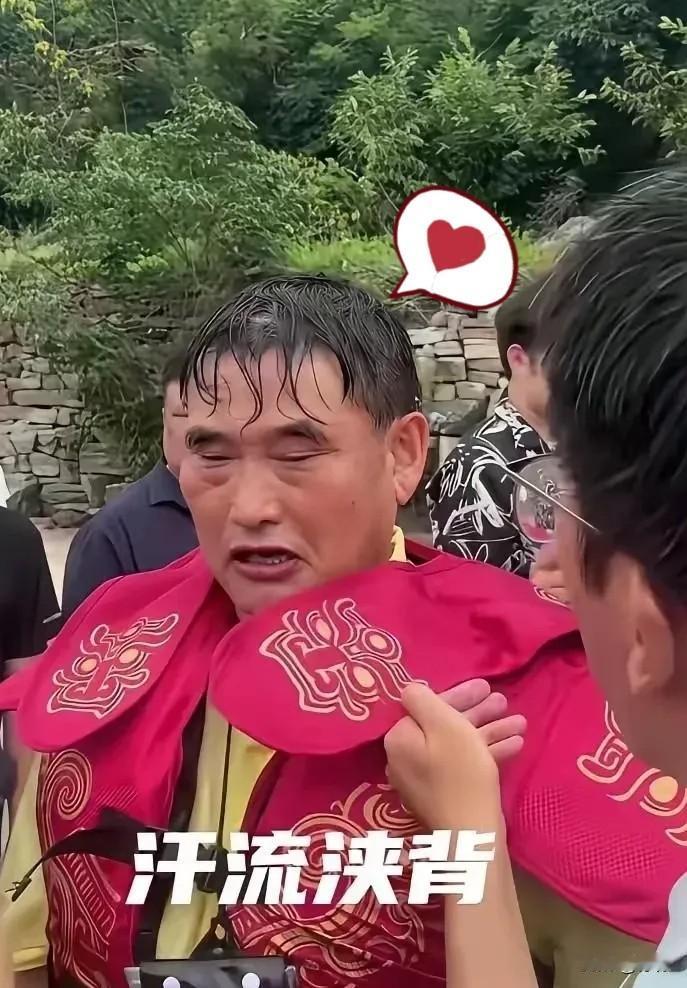 大衣哥半场罢演被骂耍大牌！
 
最近大衣哥朱之文的一场景区演出，在网上引发不小争
