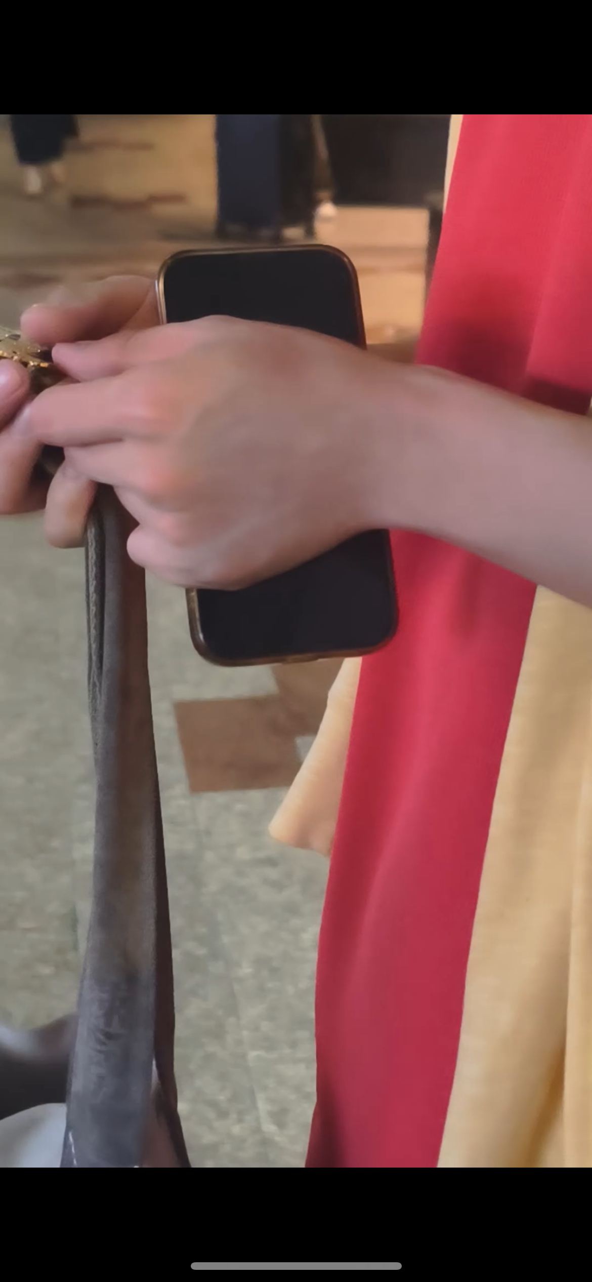其实不管是我还是我的手机都不敢抬头看他 到底什么时候才能鼓起勇气和他对视一次 我