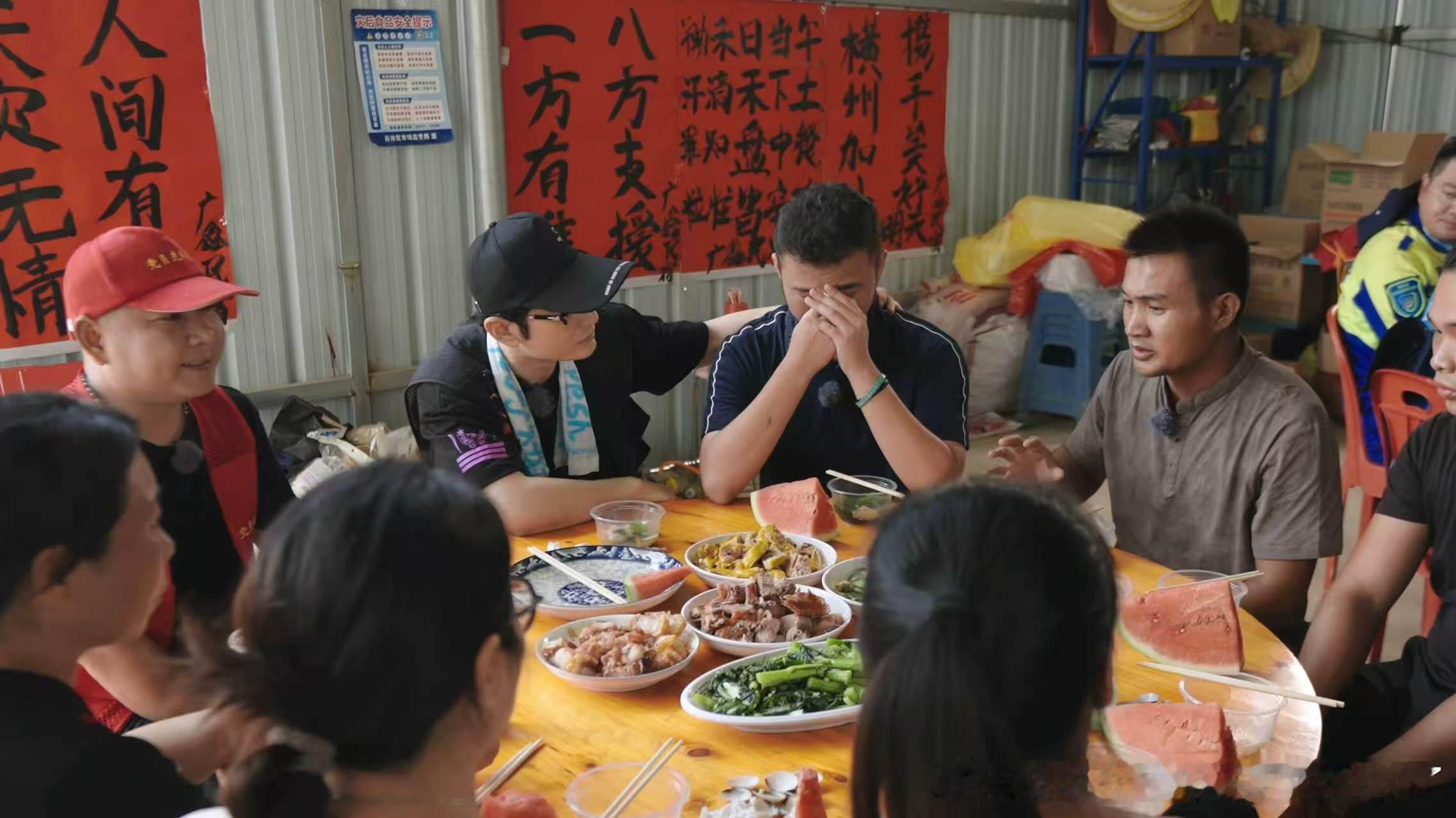 黄晓明为广西救灾志愿者买菜做饭退伍军人参与救灾称若有战召必回益起在场黄晓明这次去