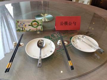 昨天公司组织和隔壁公司联谊聚餐
两家公司一共去了12个人
吃的是大锅台，锅边放了