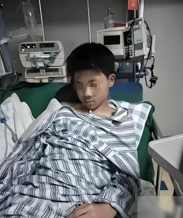16岁男孩诊断重度抑郁，花光35万积蓄治疗无效，父亲一脚踹去，据报道，这一脚没把