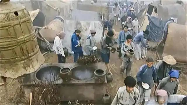 古代闹饥荒为何只施粥不发粮：不是不想，是不敢

清朝有句话，救灾官员听了都得抖三