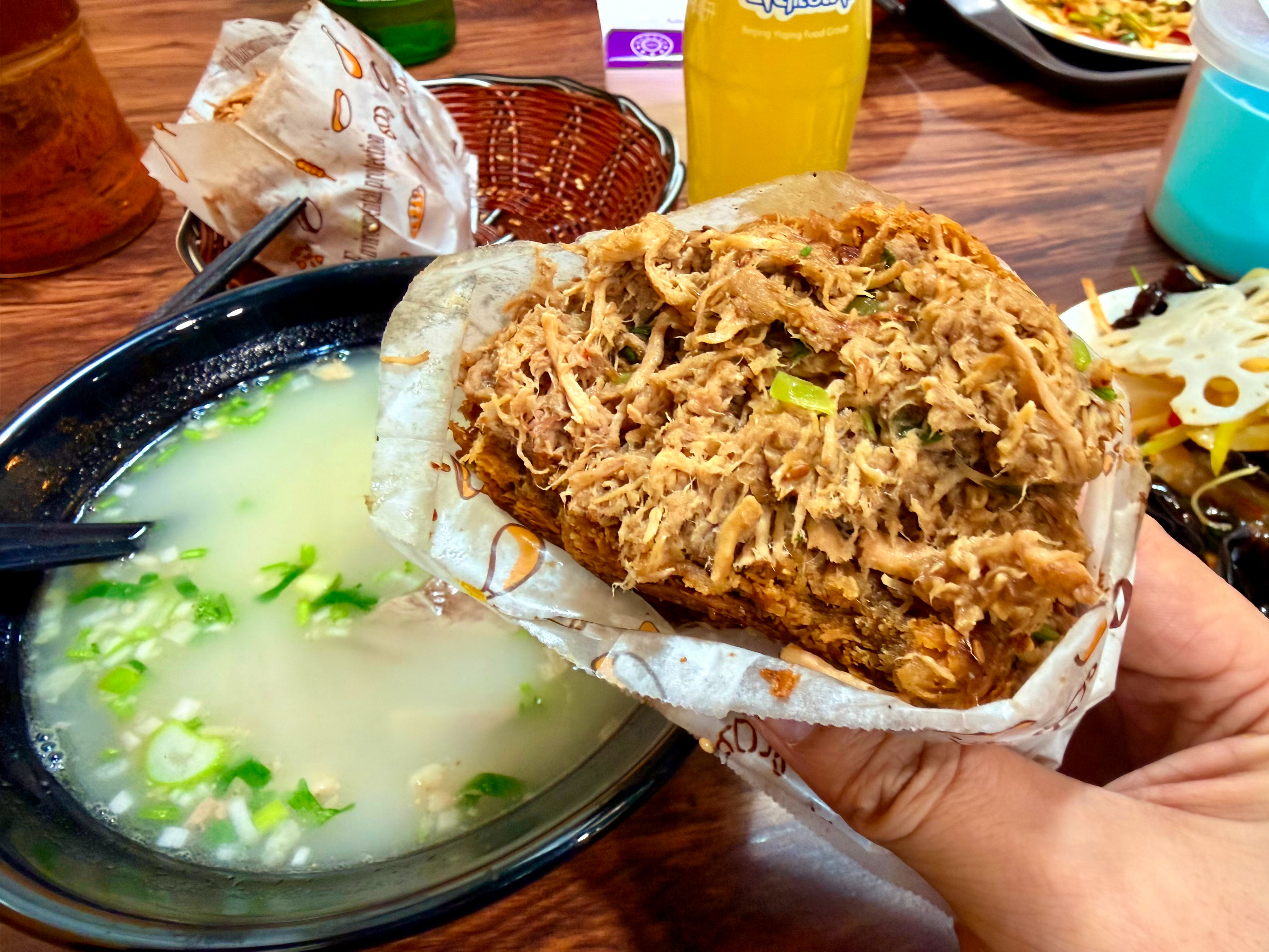 北京这会儿太冷了，来碗羊汤暖和暖和配上这烧饼夹坛子肉，简直了 北京·万红路羊汤烧