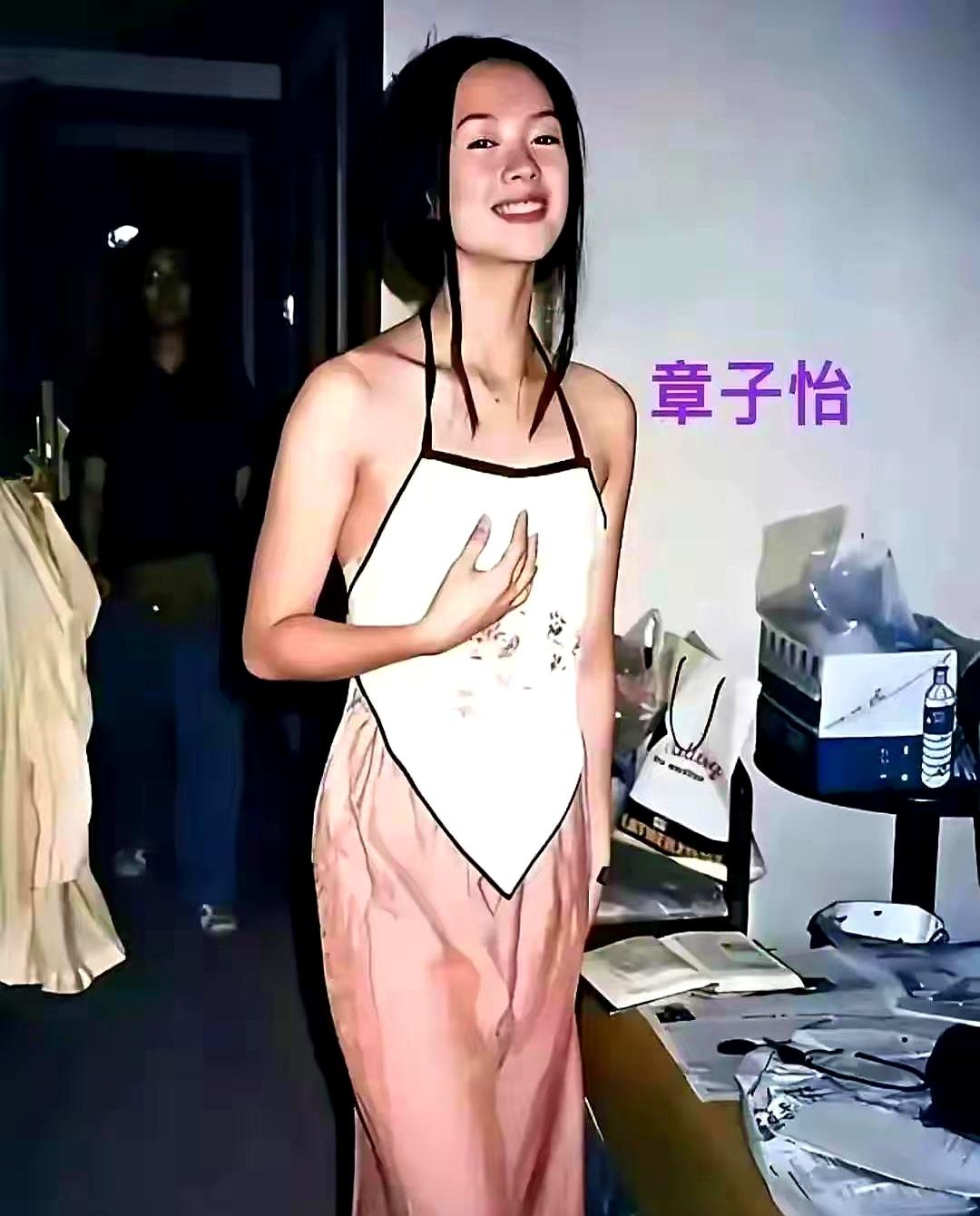现在都说“青春滤镜”是颜值天花板，这话真没错！
瞅瞅章子怡这张1997年的宿舍照