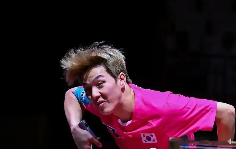 安宰贤发球离谱失误，赛场秒变欢乐场

在一场激烈赛事中，安宰贤的发球环节成了全场