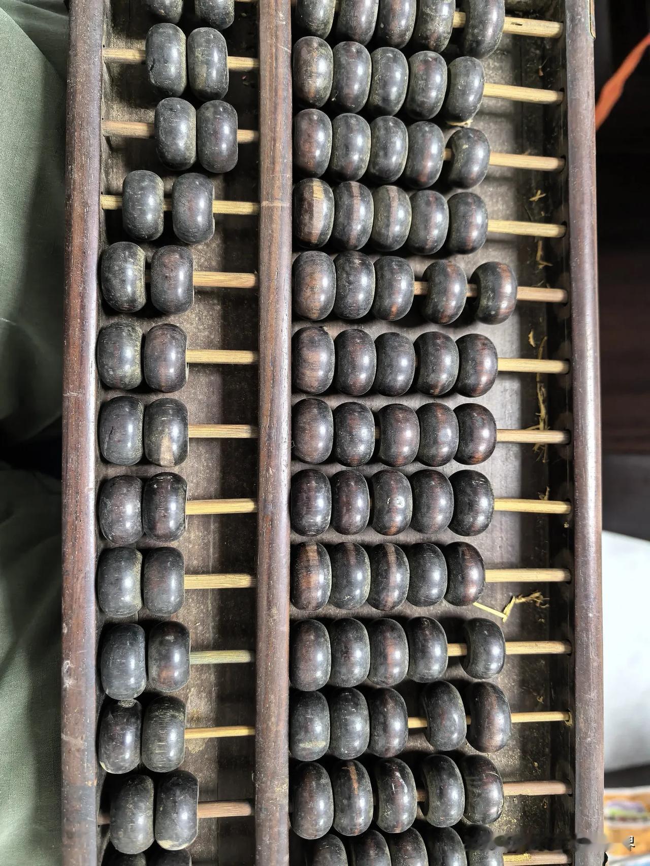 你们盘手串，有盘算盘的么，这把老算盘，有些年头了，算珠都磨出温润厚重的包浆。
现