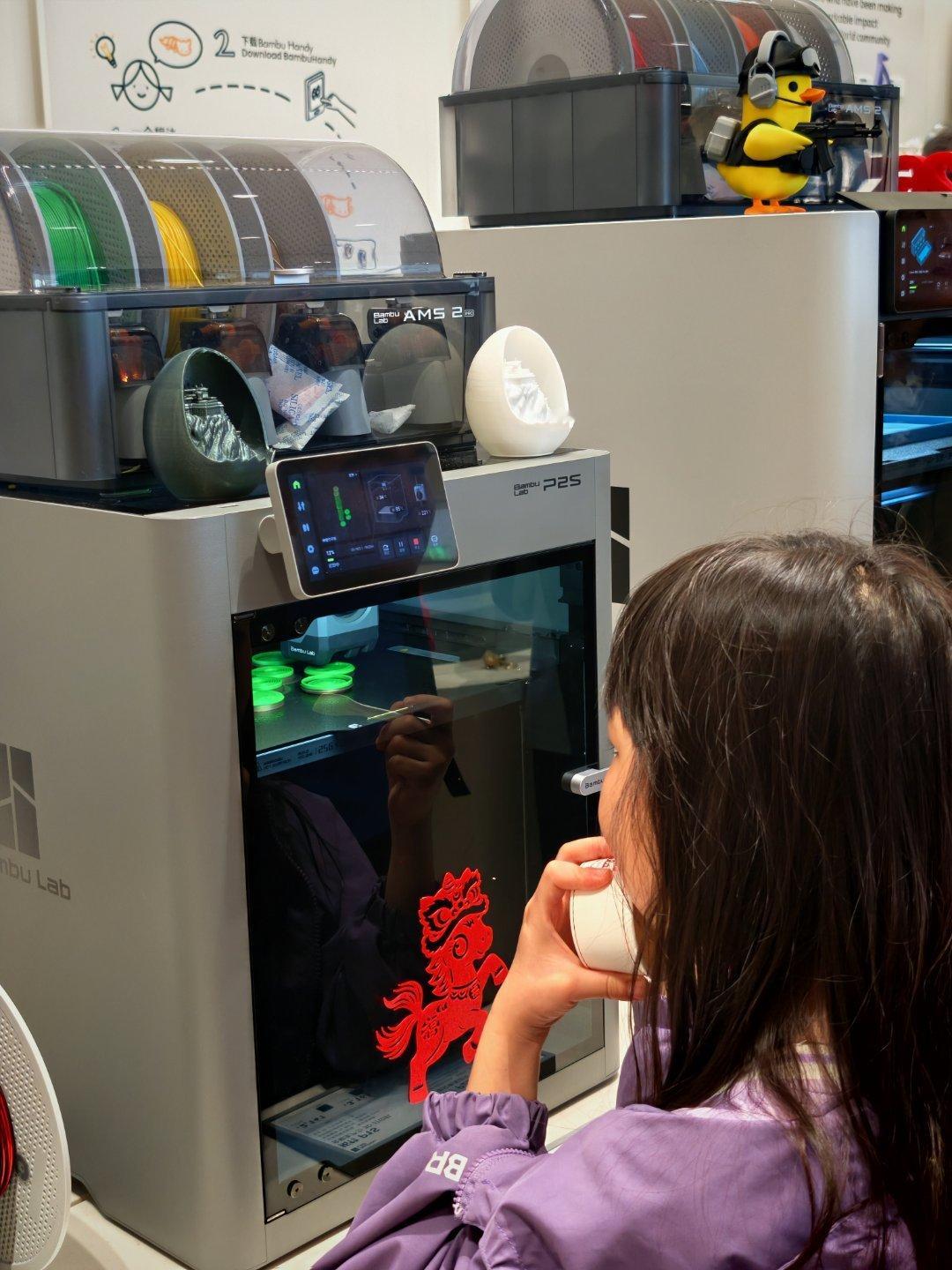 来感受一下拓竹3D打印机的实体店，能把3D打印发扬光大，确实不错。店里好多小朋友