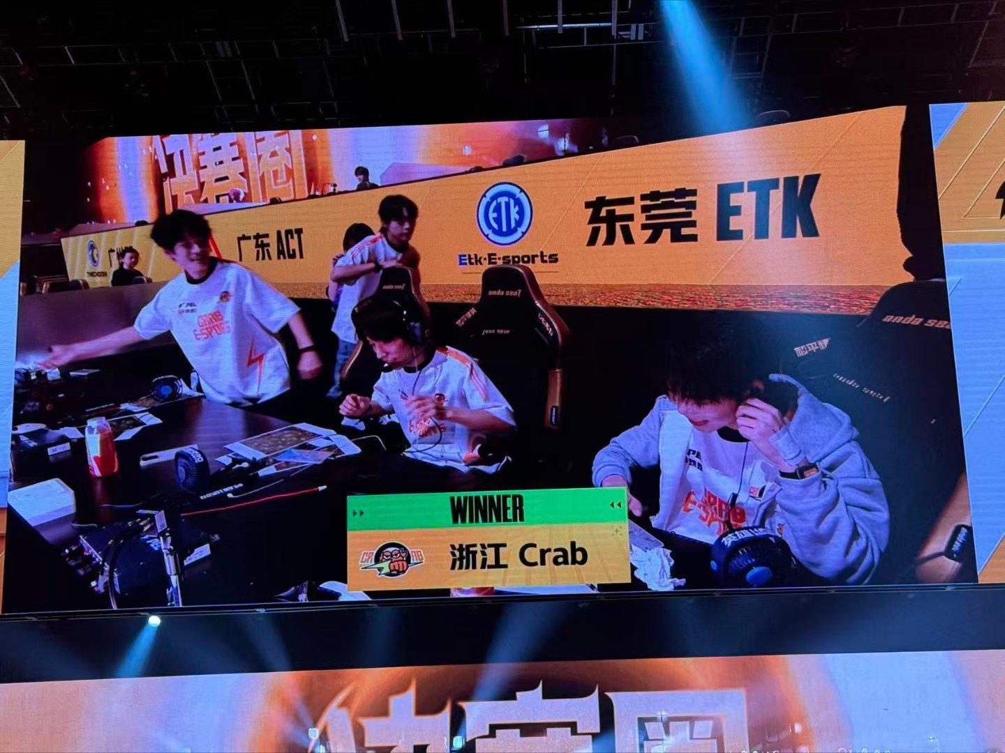 Crab676独狼吃鸡Crab·676决赛圈单枪匹马奋勇迎战，最终battle获