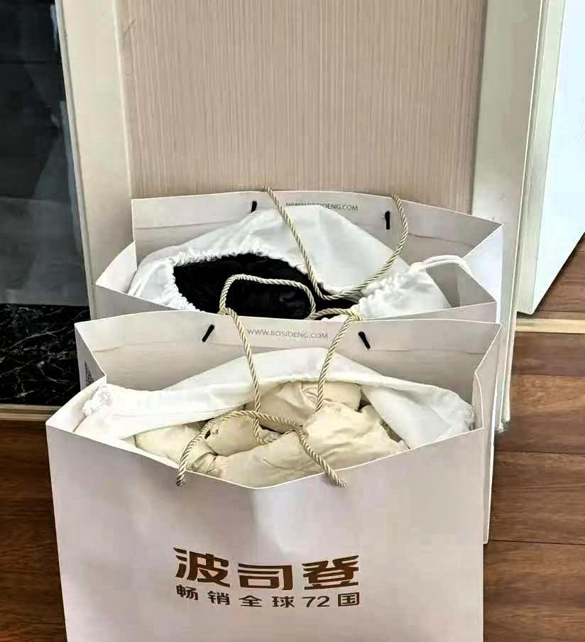 杭州一女子在商场波司登给老公孩子各挑一件羽绒服，结账4898。

店员笑着递上满