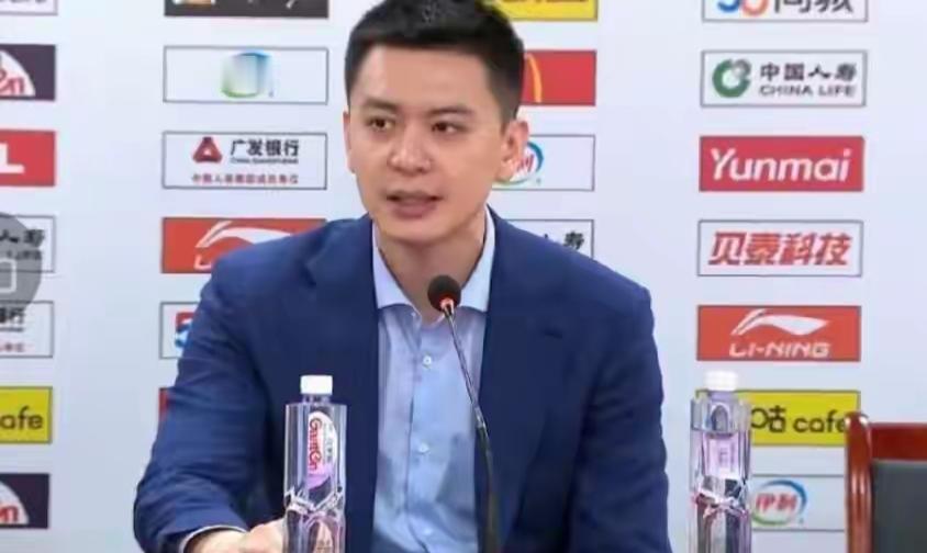 据媒体人导演我躺哪爆料，辽篮主教练杨鸣已正式离任，助理教练乌戈临时接替。
随着昨