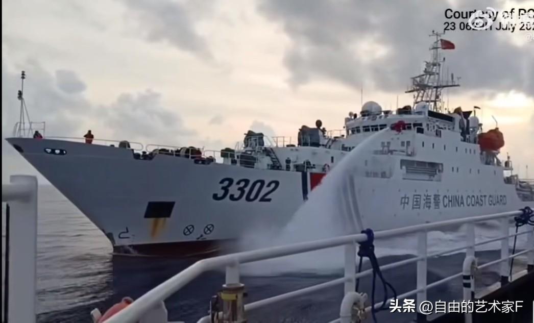 中菲黄岩岛对峙！菲律宾的公务船，又吃上“水炮”了


7月23日早晨，菲律宾在得