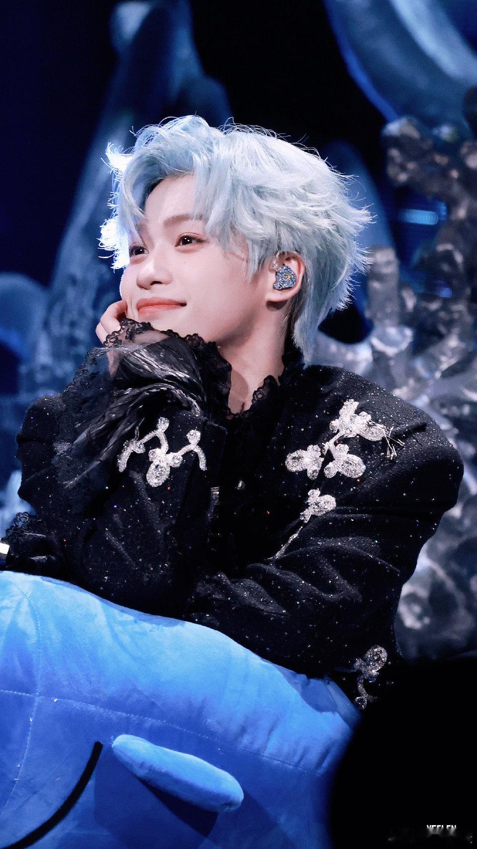 梓渝zy 梓渝有点意思2026演唱会 我真的好喜欢中间这张！