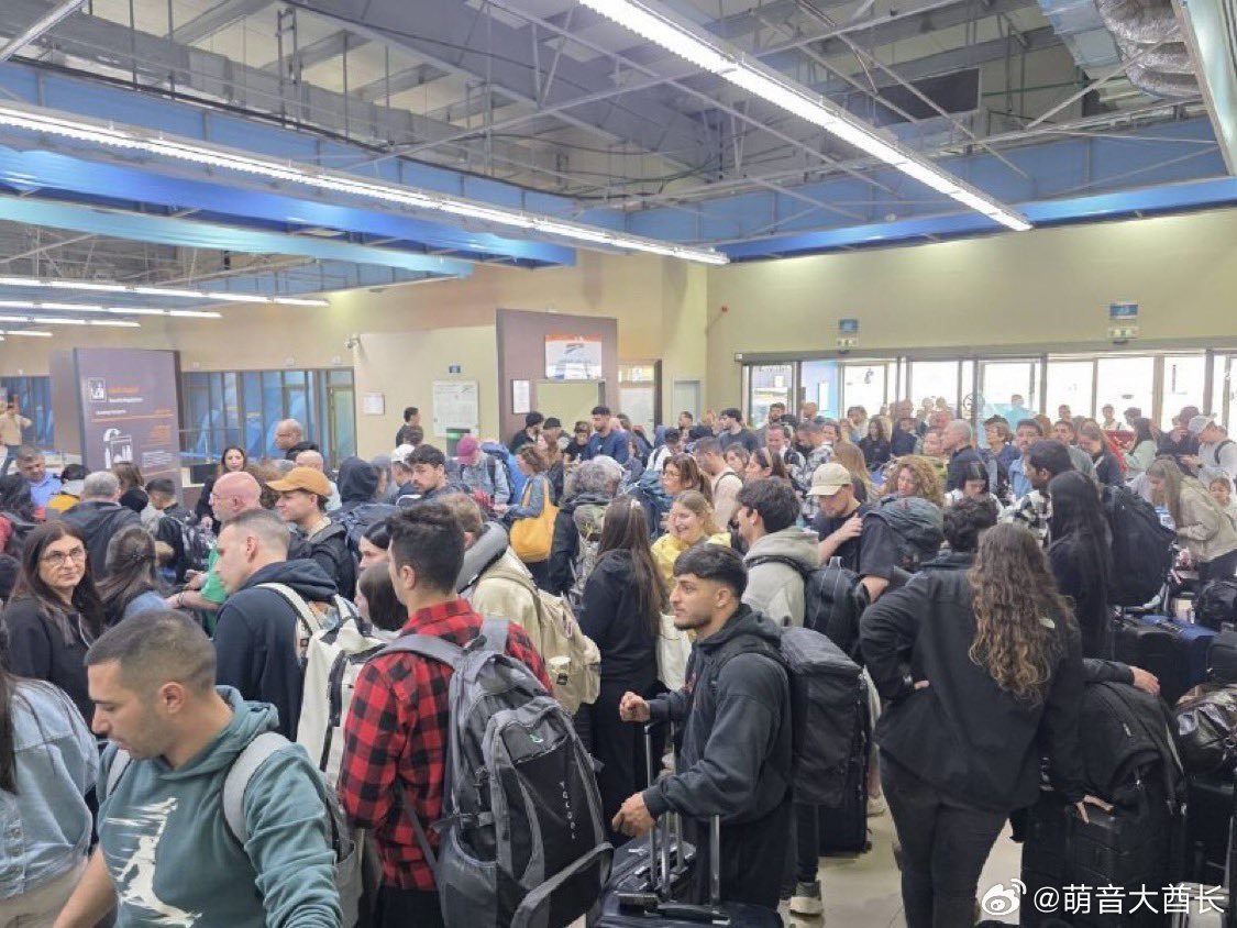 在以色列-约旦边境的小型支线机场亚喀巴侯赛因国王机场，据称有数千人（主要是年轻人