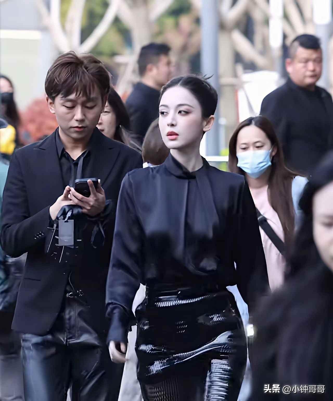 网友：穿搭还是得娜扎，懂时尚，最重要还懂“我们”

古力娜扎在三月下旬参加一个品