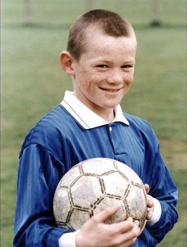 鲁尼小时候的照片……原来发际线后移是可以从五岁开始的，毕竟不是三四岁的小孩了[d