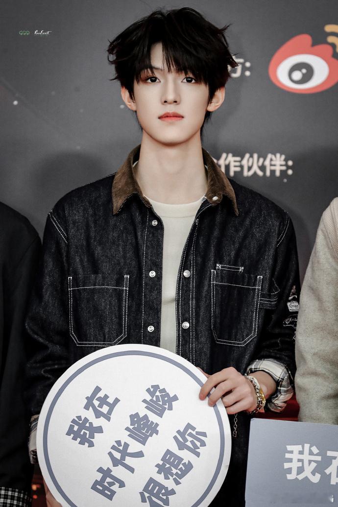 #张泽禹翻领外套look##张泽禹直拍红毯状态# ​ ​张泽禹以翻领外套造型在红