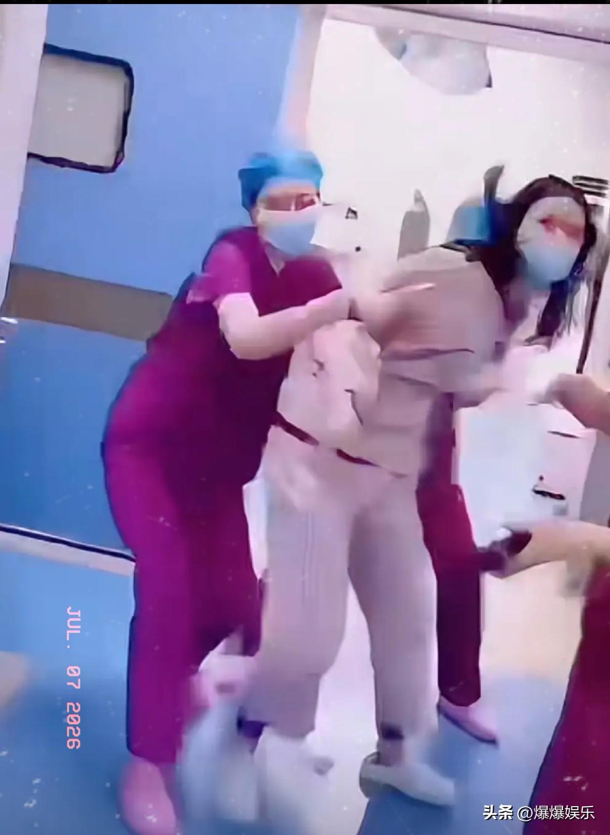 生完孩子不到两小时，产妇就骑在婆婆身上扇耳光。血顺着大腿根往下淌，在地上洇开一片