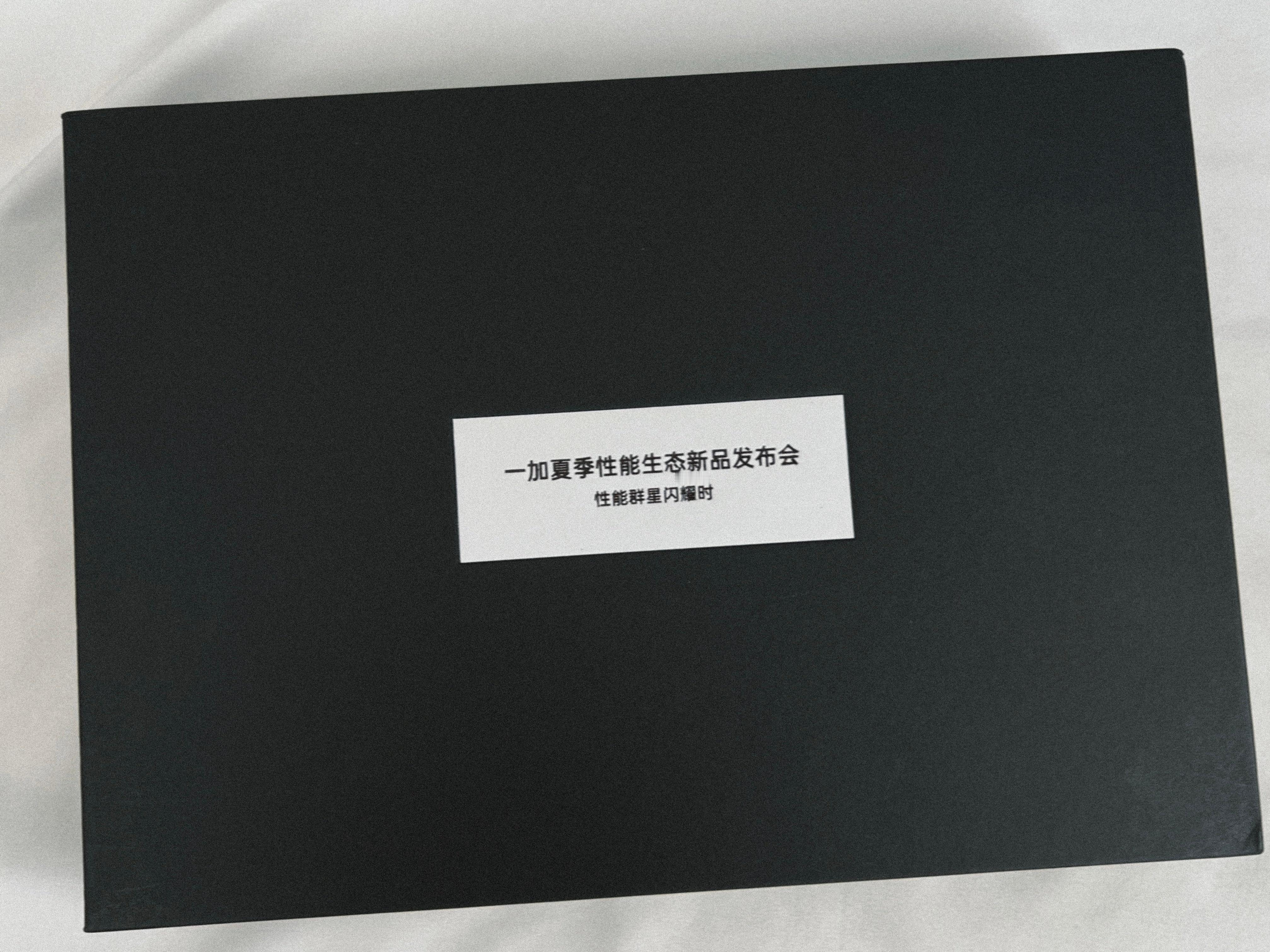 收到「一加夏季性能生态新品发布会」邀请函，里面是一件短袖和一张刮刮卡！衣服上的图