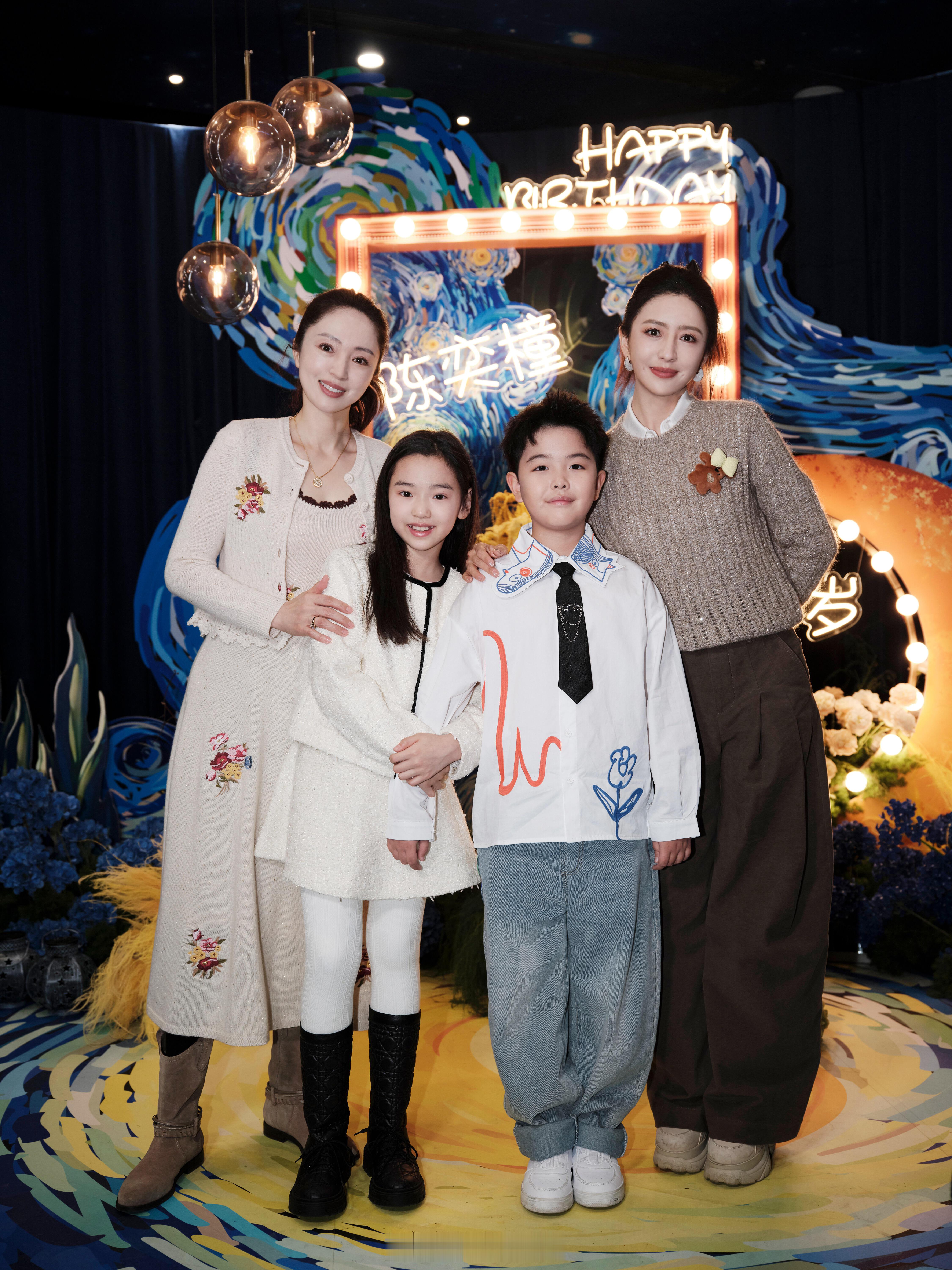 董璇小酒窝参加朵朵生日会陈思诚佟丽娅朵朵董璇小酒窝合照 董璇小酒窝参加朵朵生日会