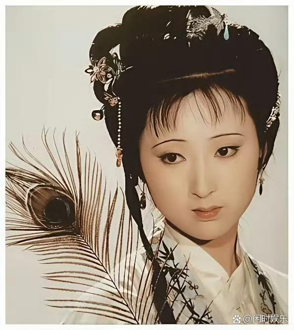 看到陈晓旭1987年香港宴会旧照才发现，原来林黛玉的妆造，竟藏住了她原本的惊艳美