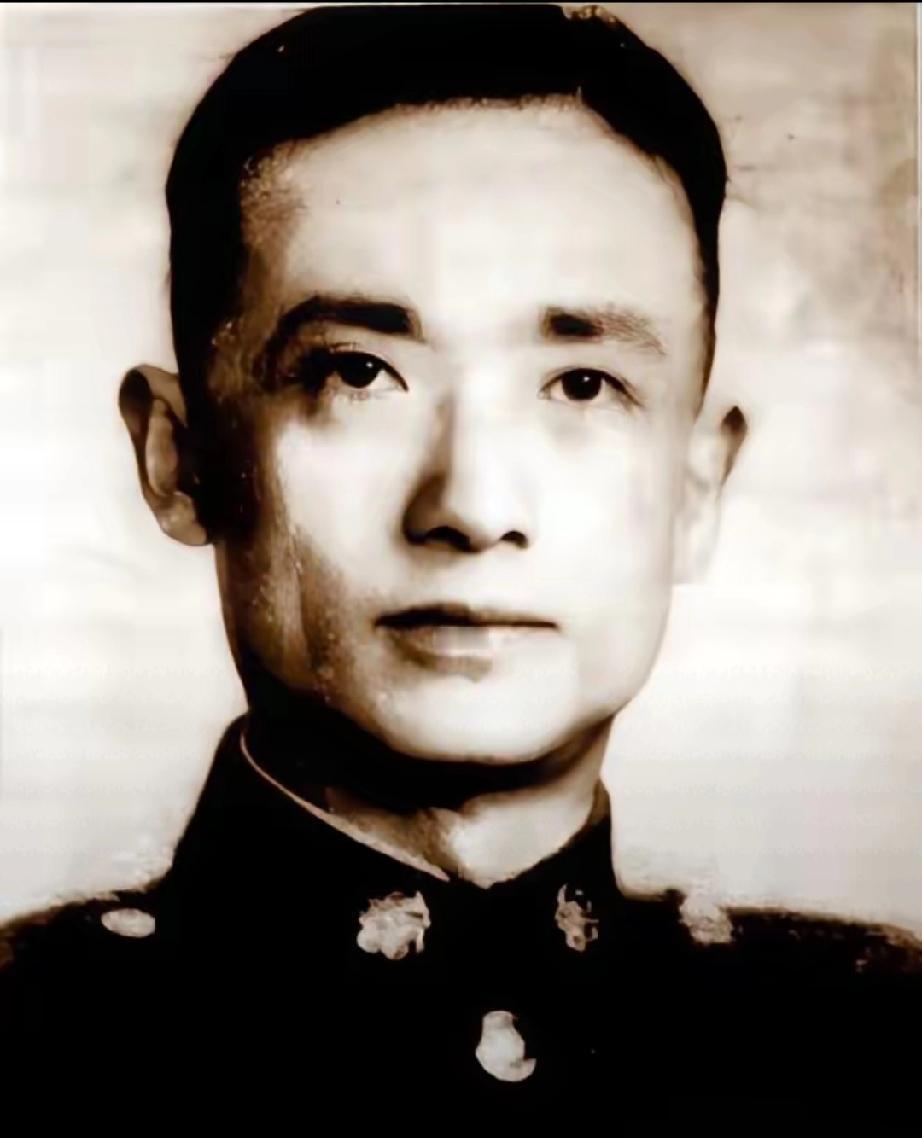 1951年1月24日，
台北马厂町刑场。
一位文质彬彬的男子整理好囚衣，
面带微