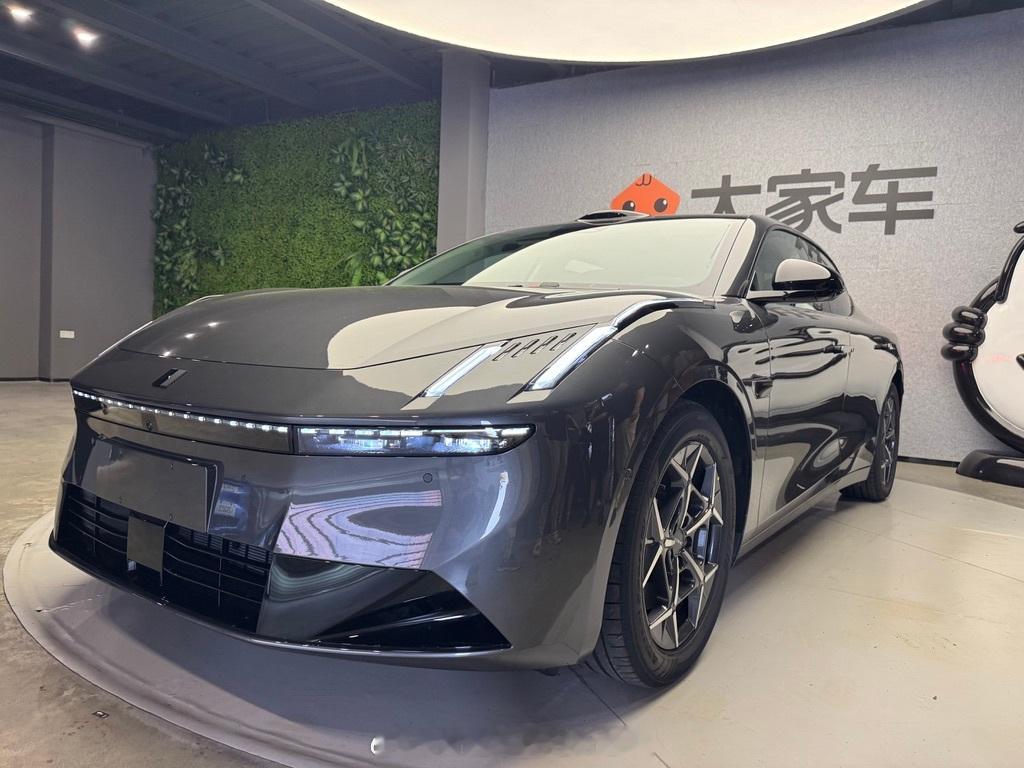 说公司来了台新车，我看这不就是领克Z10吗？哦，不对，有激光雷达，尾标也变了。原