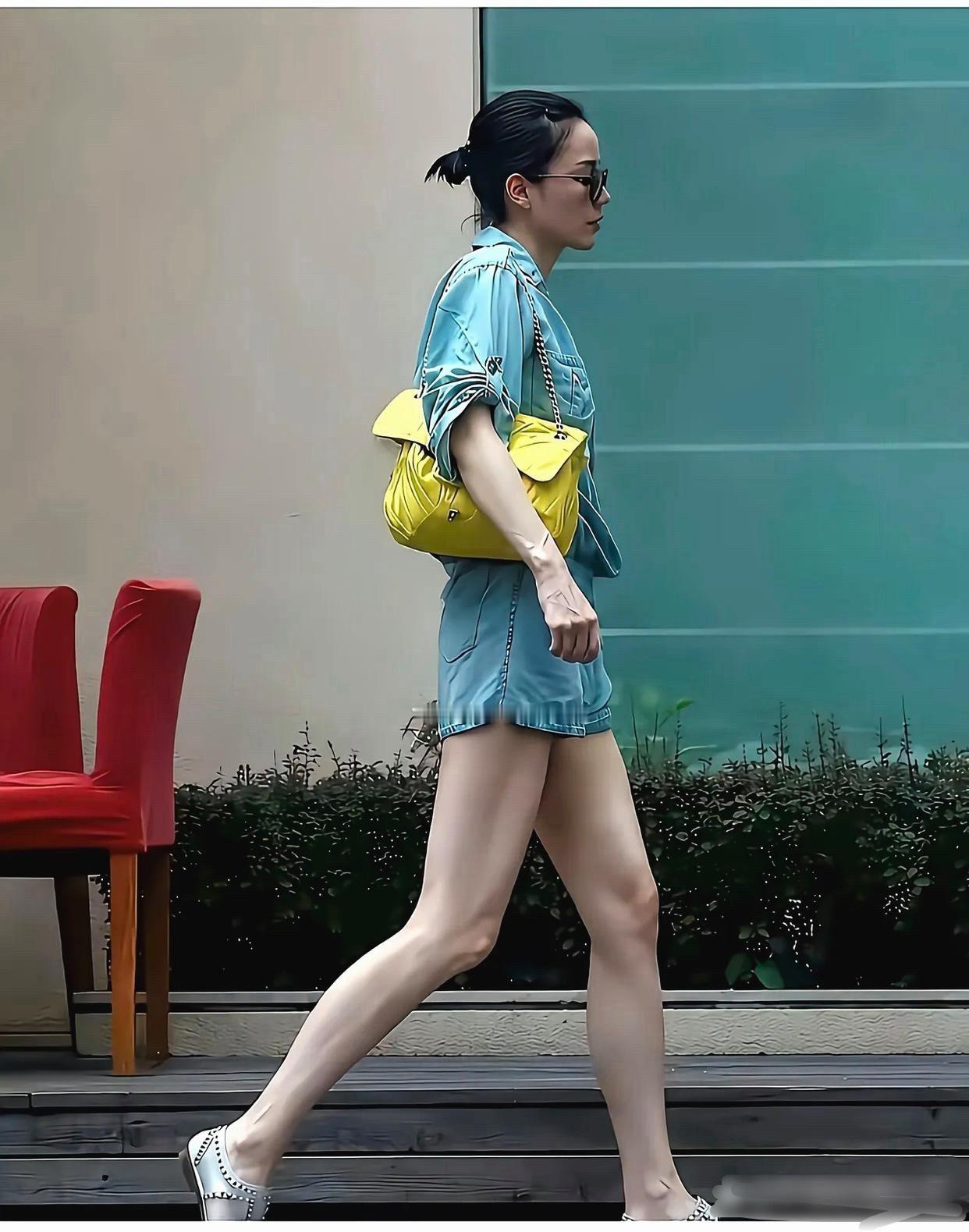 王菲身材保持得真好，一双大长腿太吸人眼球了，快60了看起来仍然像30多岁！ 