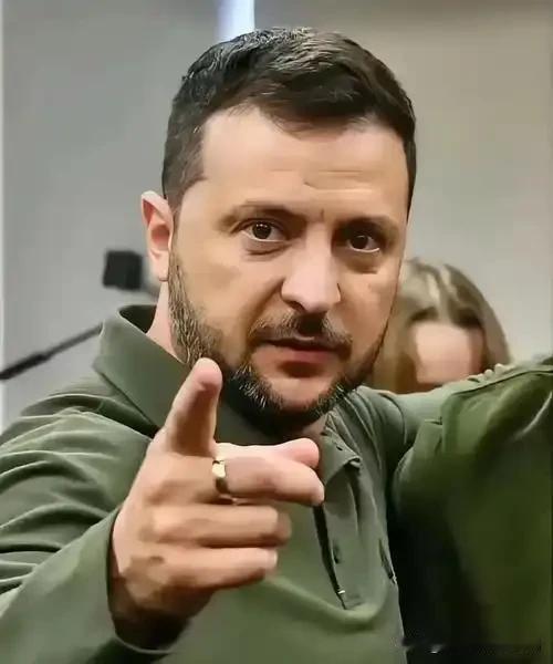 乌克兰最高统帅部会议上，泽连斯基开场就威胁俄罗斯，叫嚣要扩大对俄罗斯远程打击的 