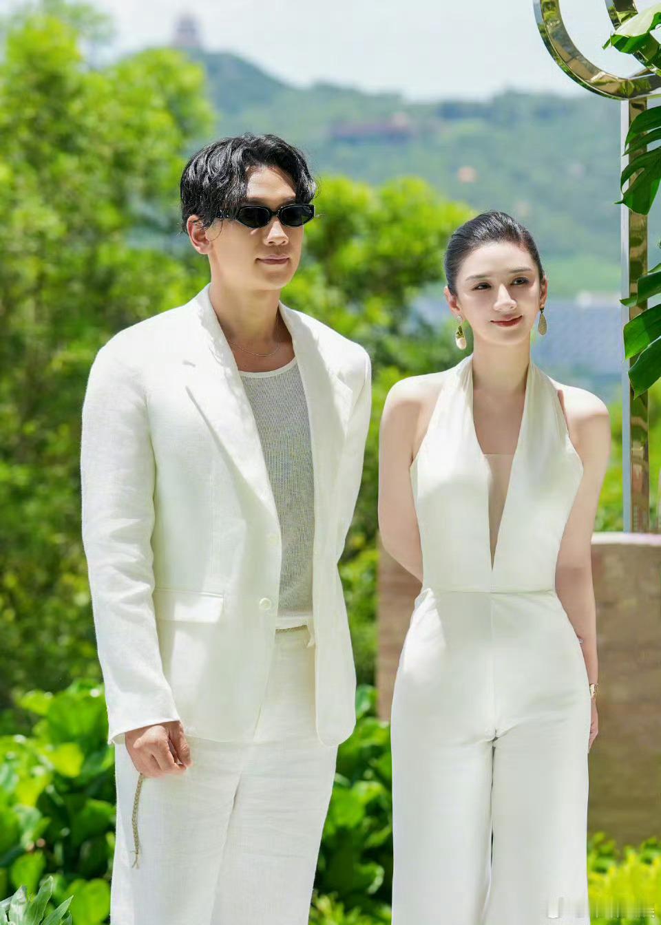 黄奕在Rain身边秒变韩剧女主 这是什么跨次元壁的同框啊！站在Rain身边的黄奕