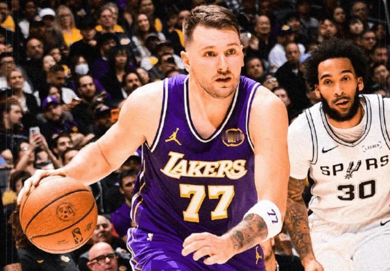 东契奇也太爱抱怨了吧！
他的罚球已经是联盟第一了，怎么还那么多的抱怨啊？总是追着