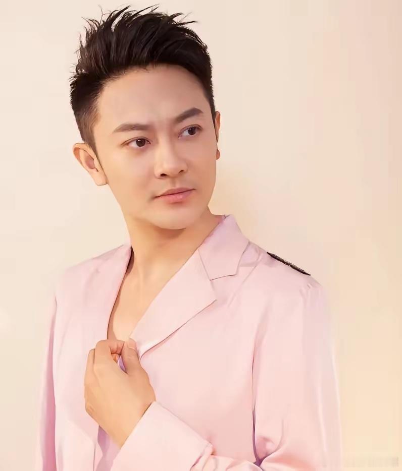 突然明白。印小天为什么非要离。不是因为被骗了钱，是因为信任塌了。有网友说得特别对