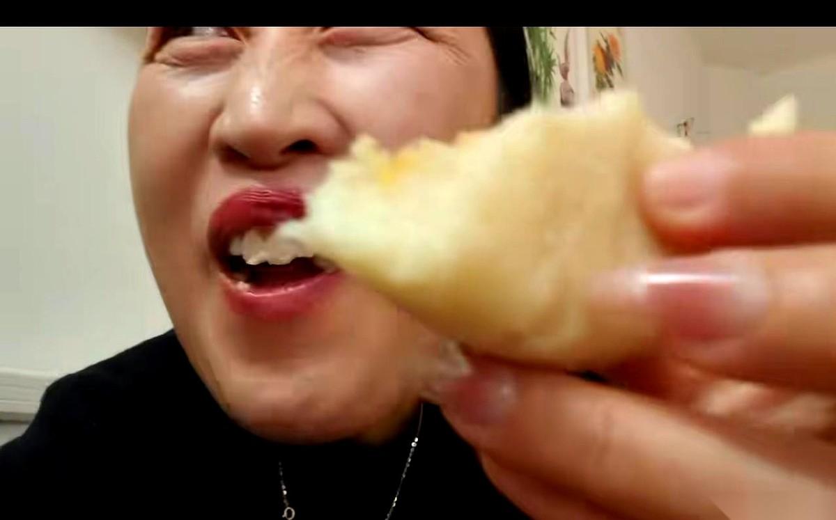 历驼子回婆家过年，那排场，不知道的还以为是贵妃省亲。
两大塑料袋的护肤品化妆品，