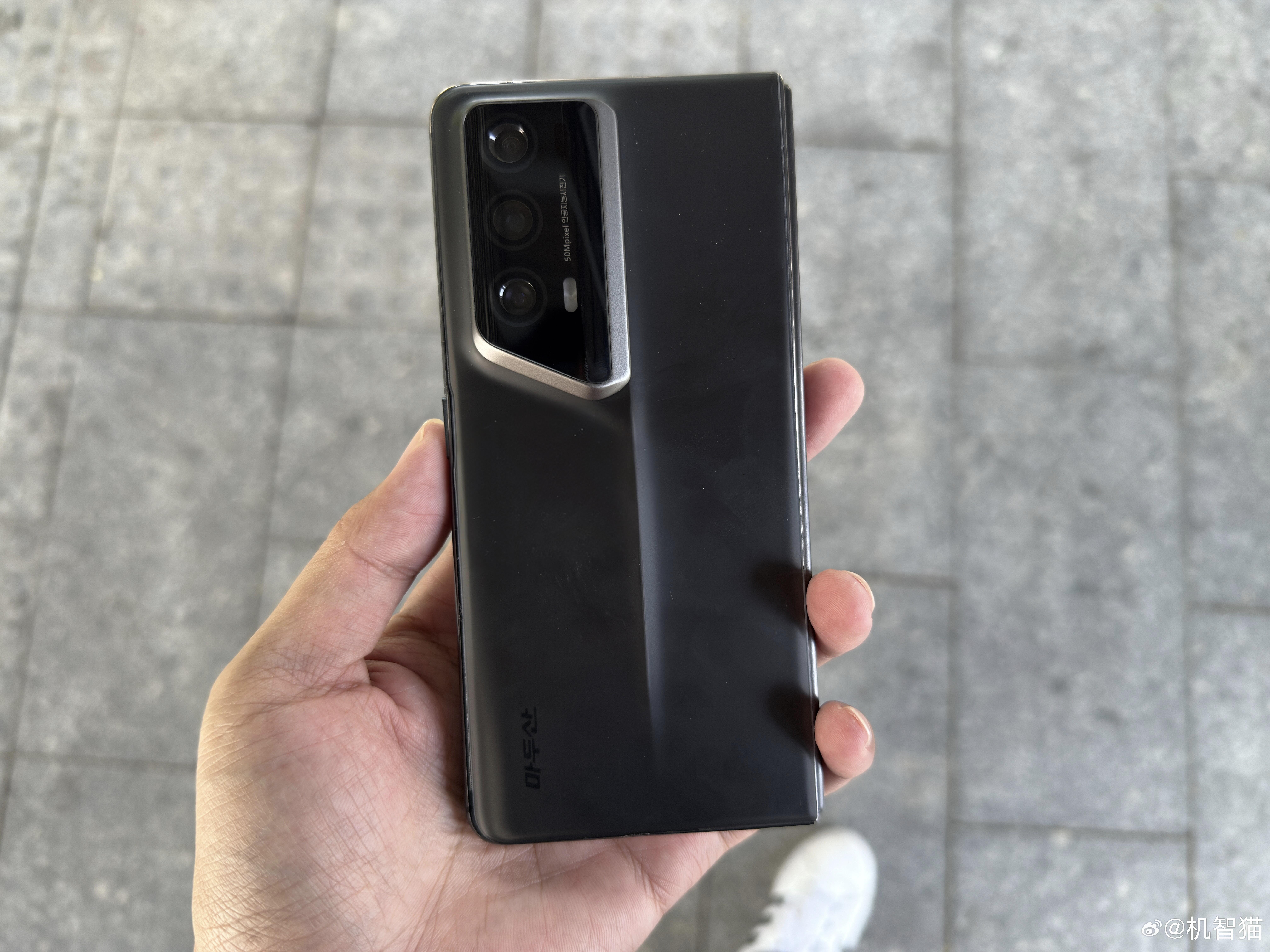 据说是朝鲜的折叠屏手机，这个外观很眼熟啊 ​​​