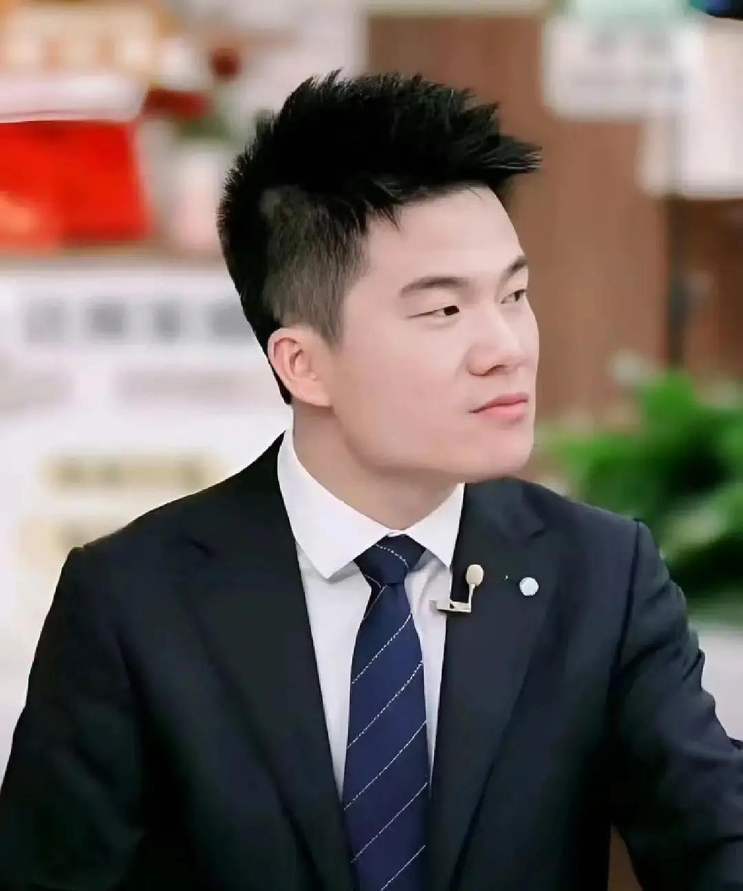 董宇辉在福州三坊七巷被拍到蹲鱼丸摊前，T恤短裤，一手端碗一手拿竹签，吃完鱼丸直接