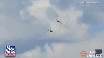 两架美国海军 EA-18G 咆哮者战斗机在爱达荷州山脉家园空军基地举行的枪手天空