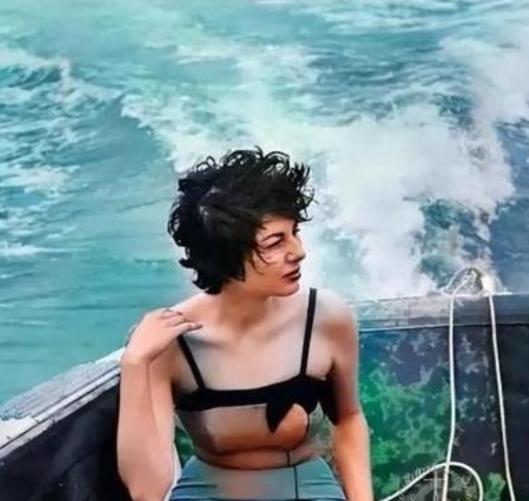 1960年，伊朗王后索拉娅因无法生育被废，为了排解苦闷，她天天购物四处旅游散心，