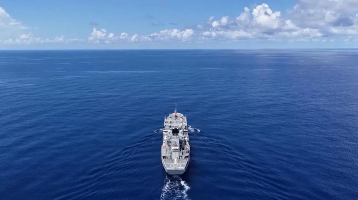 菲律宾这下没得玩了！9 月 27 日，南海黄岩岛周边海空域，解放军南部战区海空联