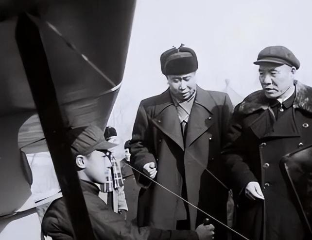 1959年将军回乡探亲，正好撞上哥哥带着全家外出要饭，当地官员却个个都是油光满面