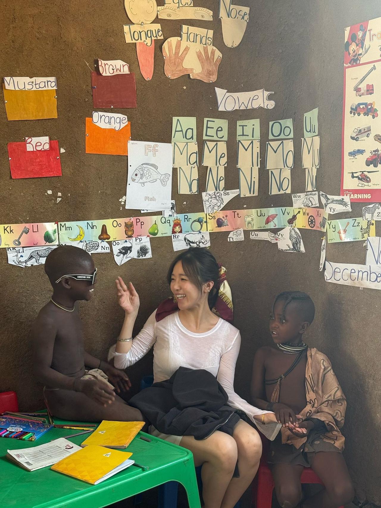 这是一个美女博主去了非洲的一个部落，回国后发的抖音文案。她是这样说的，（一个快从