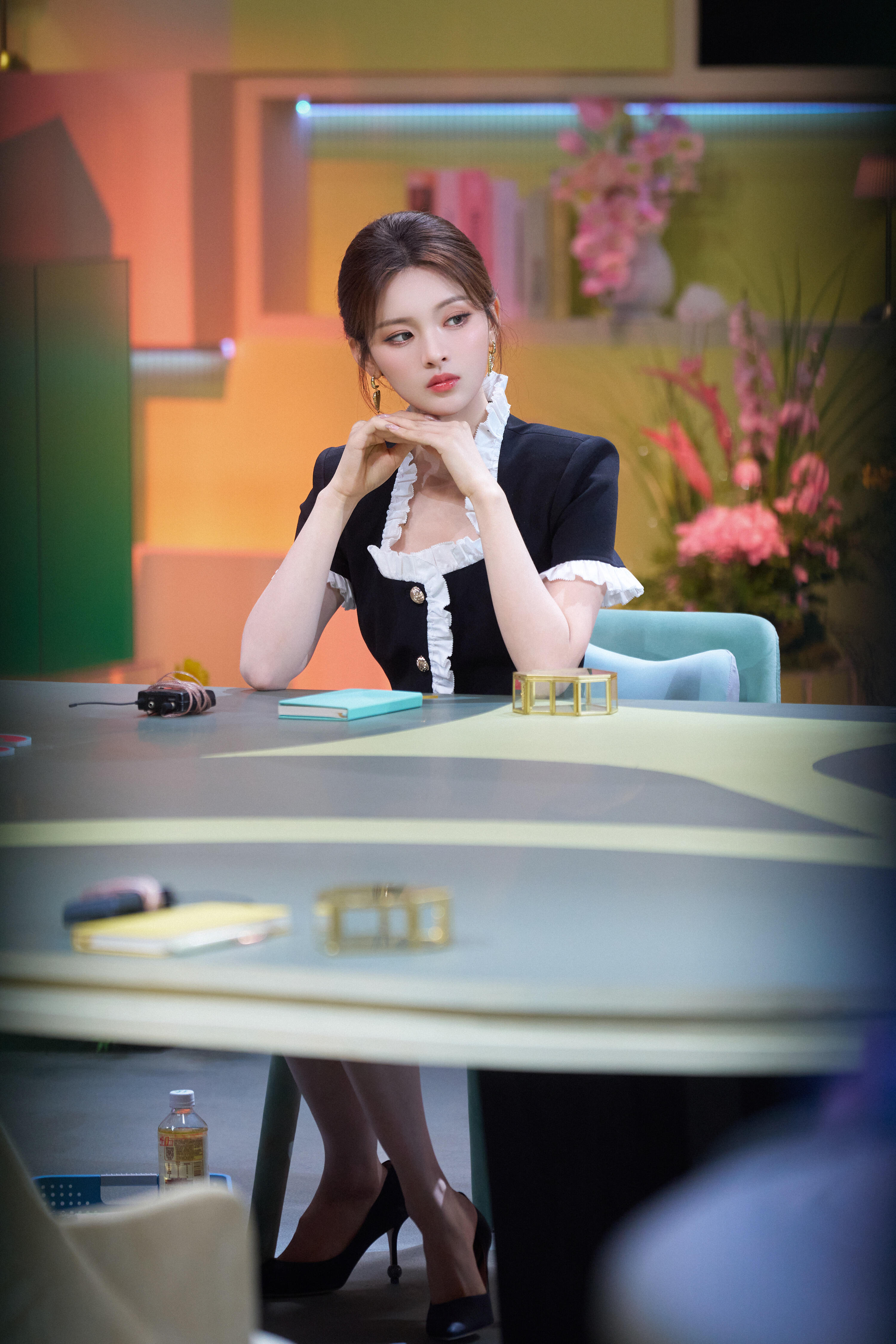 杨超越看得出来她是公主  杨超越这姑娘啊，镜头前一站，世界都亮成迪拜塔了！美萌得