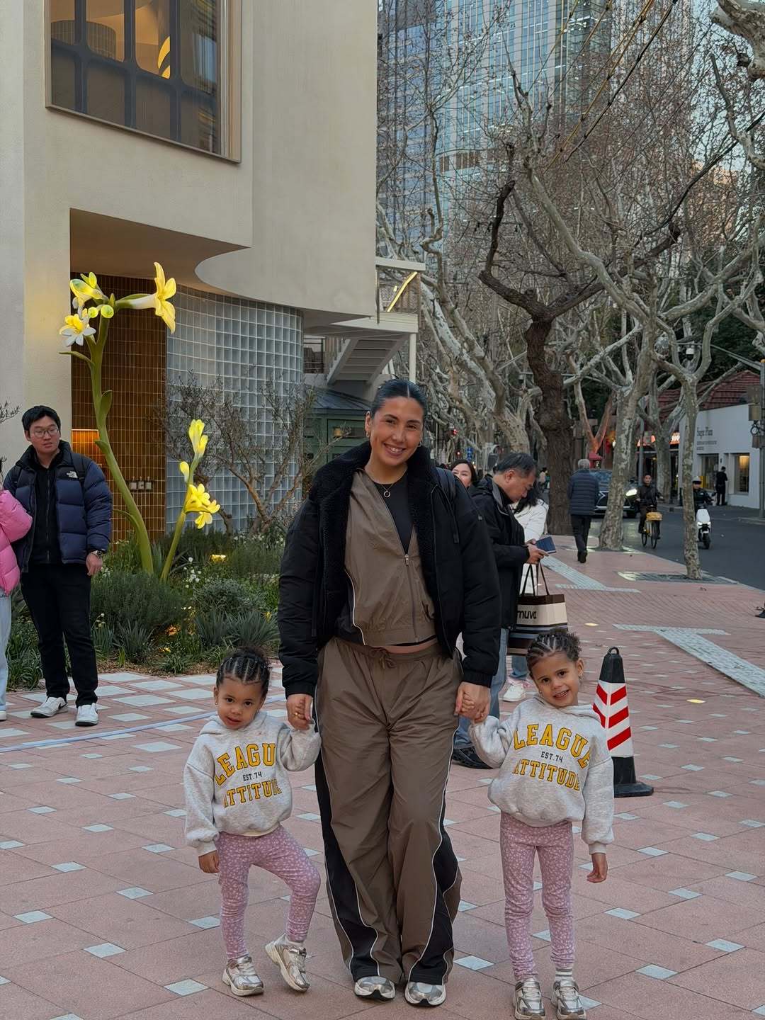 弗格妻子分享照片写到：我曾经无数次祈祷过这样的画面。在上海的日常。爱来自辽宁