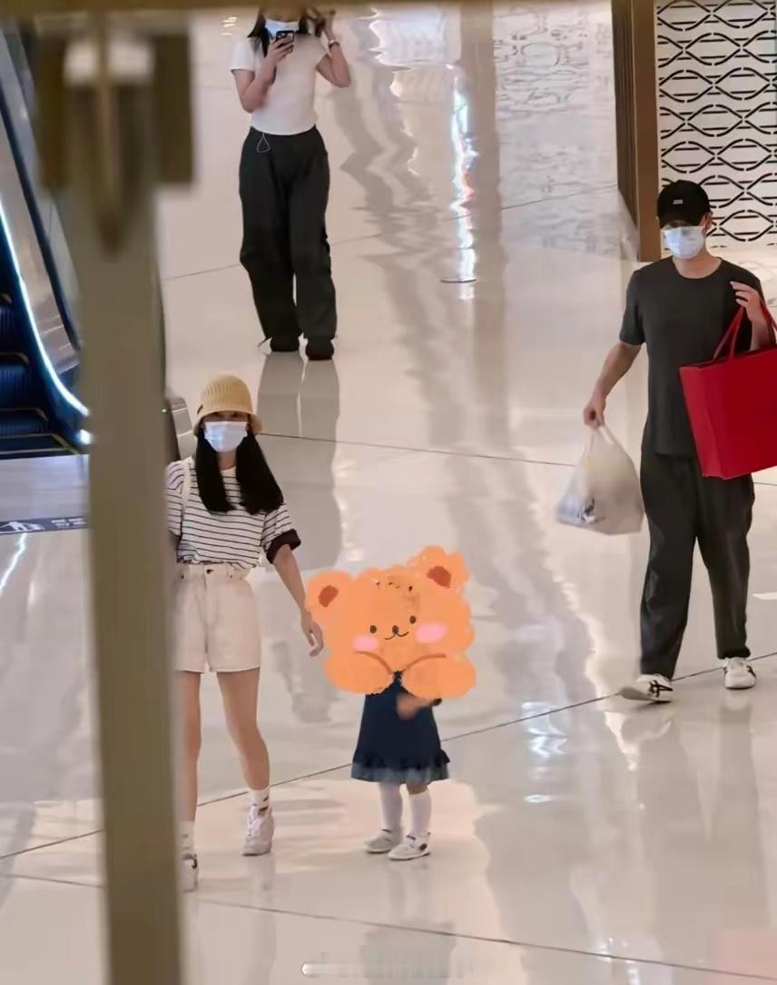 任重孙骁骁带孩子逛商场偶遇任重孙骁骁带孩子逛商场好幸福 ​​​