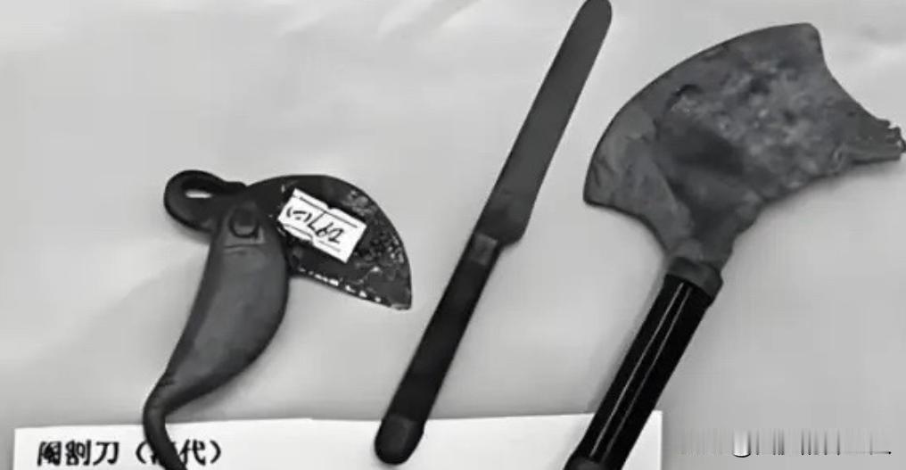 明清的太监净身是全切，一点不留。为啥？怕雄性激素还在，不能留有隐患。手术特别狠，