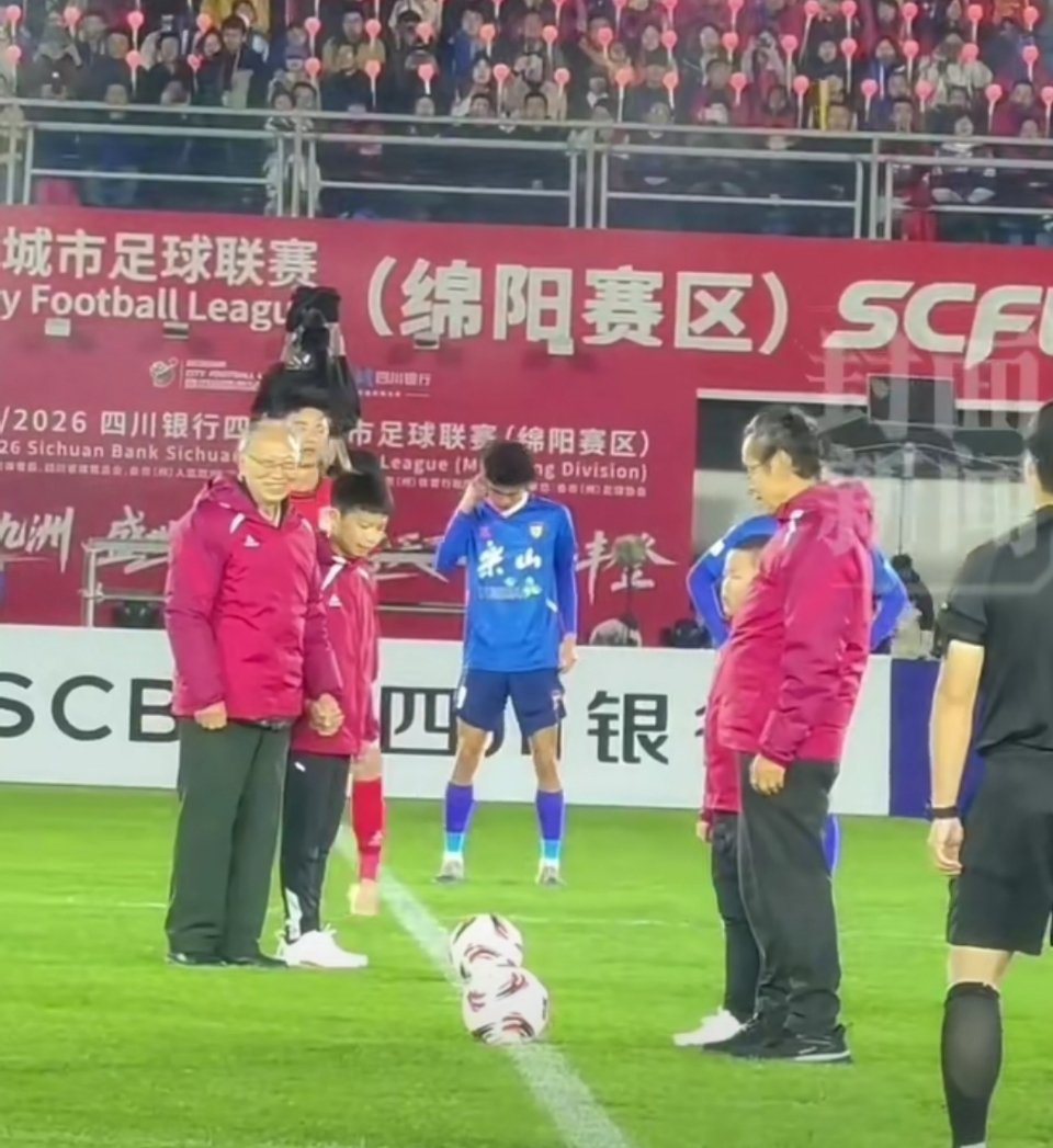 川超国家级排面⚽️两位院士为川超开球国家级排面属实硬核！两院院士为川超开球，把科