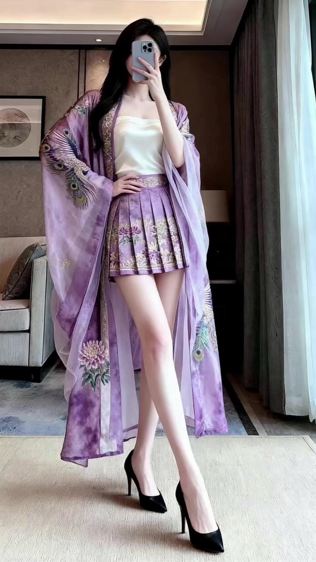 👘总有人说不穿黑丝就配不上汉服，可我觉得汉服的韵味，藏在交领右衽的线条里，绣在