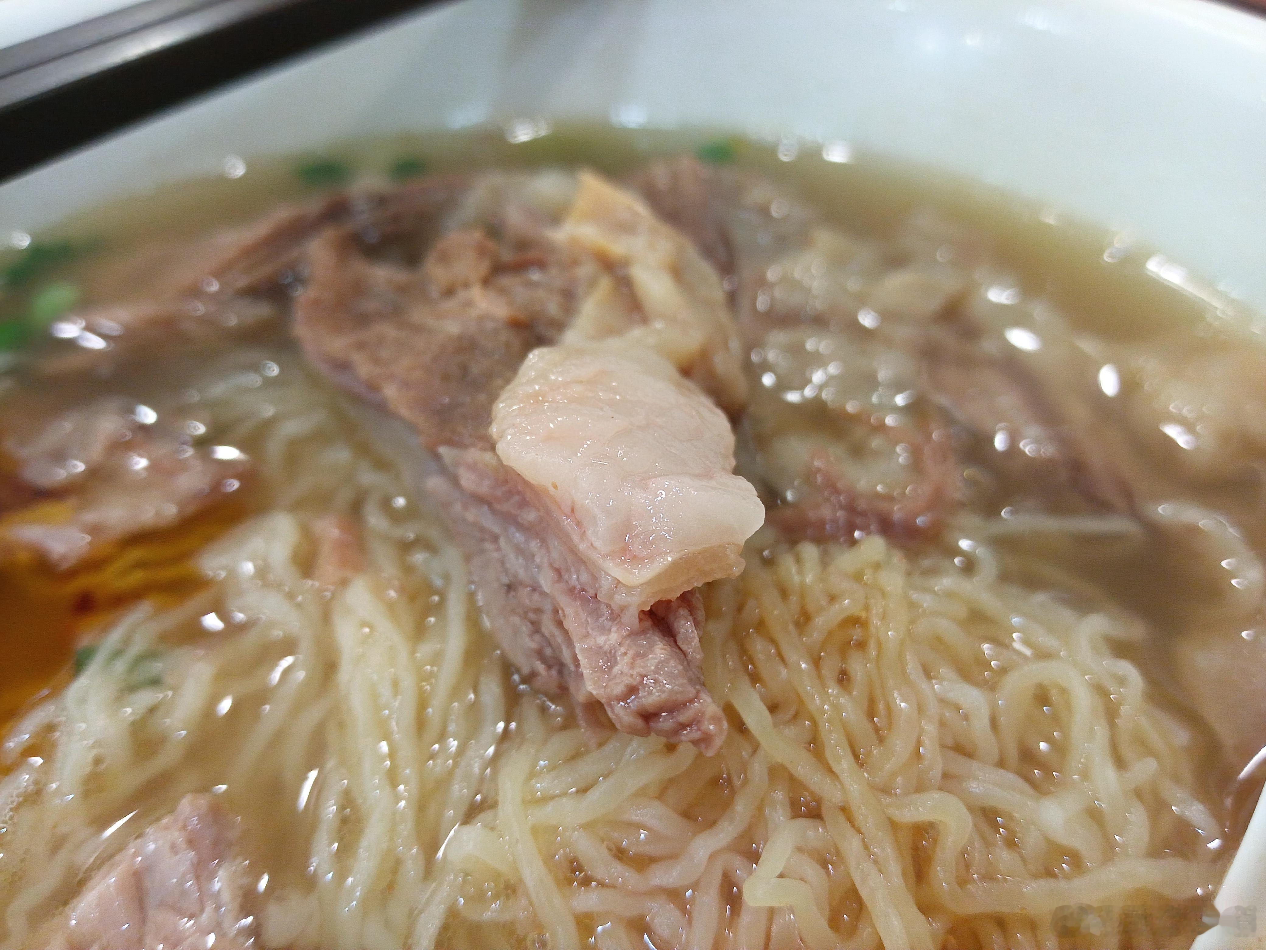 人家这叫牛肉面 六条肋条肉。贵点儿我认了。昨天没来得及拍就下去了 今天又差点 吃