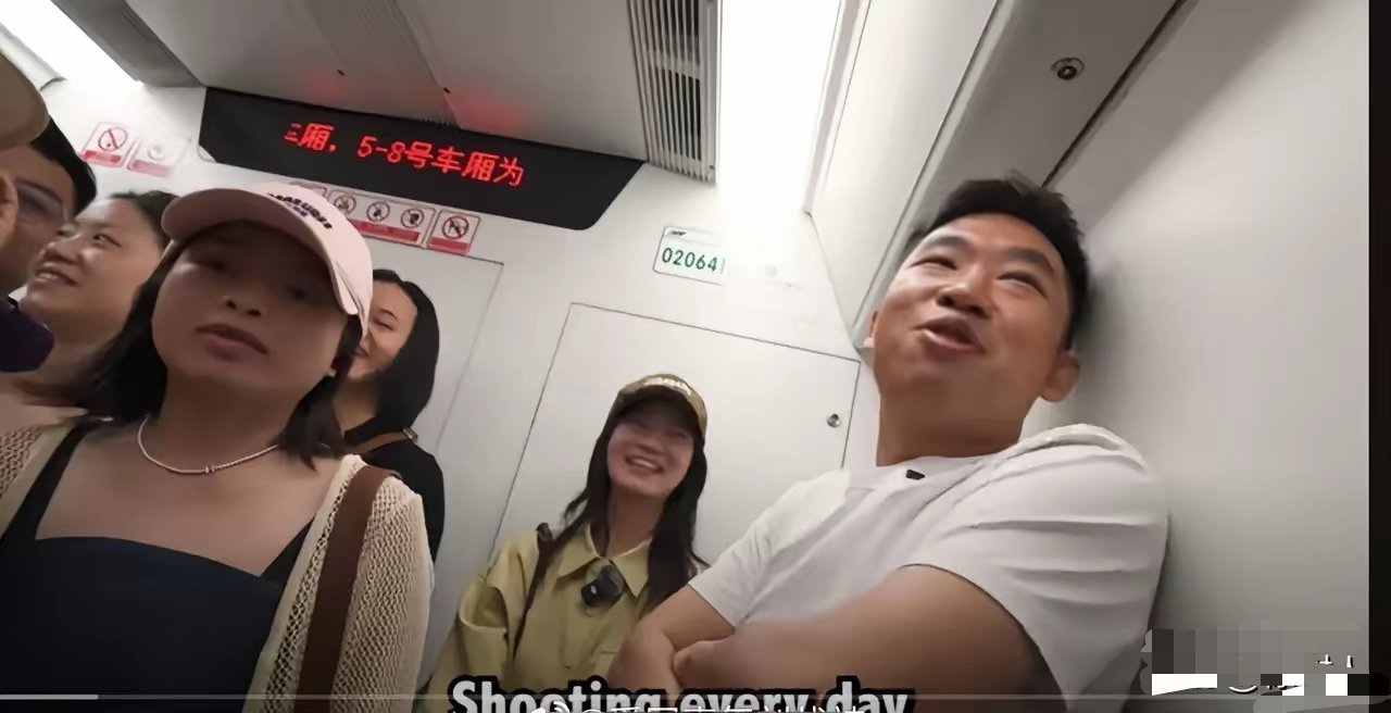 美国人去重庆玩，在地铁上问中国人“你觉得美国怎么样？”有路人直接回了句“Shoo
